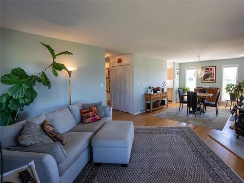 4295 North Naramata Road, Naramata, BC - Indoor Photo Showing Living Room