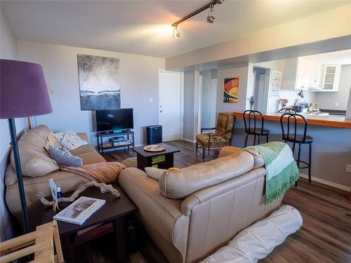 4295 North Naramata Road, Naramata, BC - Indoor Photo Showing Living Room