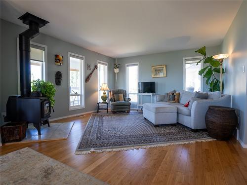 4295 North Naramata Road, Naramata, BC - Indoor Photo Showing Living Room