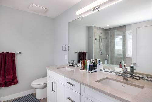 109-3075 Vint Road, Kelowna, BC - Indoor Photo Showing Bathroom