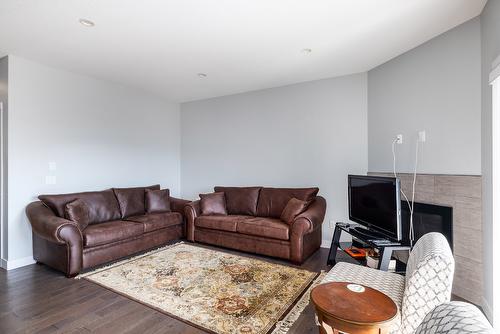 109-3075 Vint Road, Kelowna, BC - Indoor Photo Showing Living Room