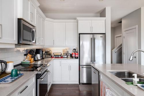 109-3075 Vint Road, Kelowna, BC - Indoor Photo Showing Kitchen With Stainless Steel Kitchen With Double Sink