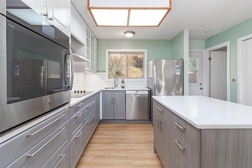 745 Camelia Road, Kelowna, BC - Indoor Photo Showing Kitchen With Upgraded Kitchen