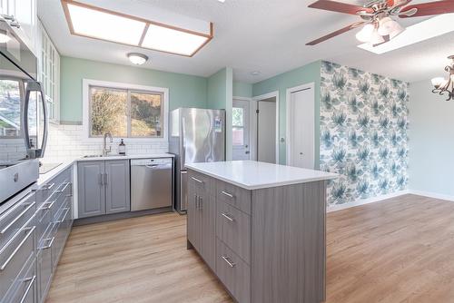 745 Camelia Road, Kelowna, BC - Indoor Photo Showing Kitchen