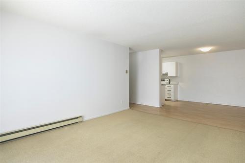 308-2035 Baron Road, Kelowna, BC - Indoor Photo Showing Other Room