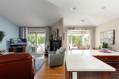 160-550 Yates Road, Kelowna, BC - Indoor Photo Showing Living Room