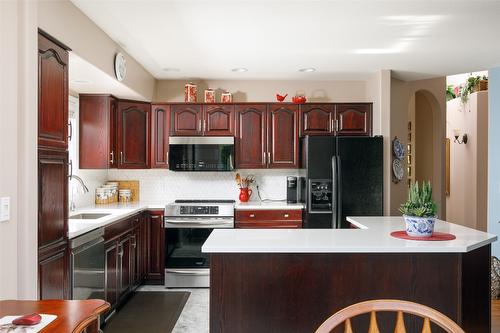 160-550 Yates Road, Kelowna, BC - Indoor Photo Showing Kitchen