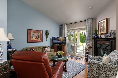 160-550 Yates Road, Kelowna, BC - Indoor Photo Showing Living Room