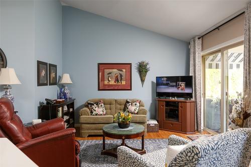 160-550 Yates Road, Kelowna, BC - Indoor Photo Showing Living Room