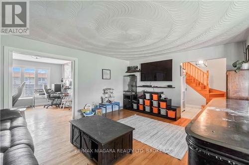 6736 Buckingham Drive, Niagara Falls, ON - Indoor Photo Showing Living Room