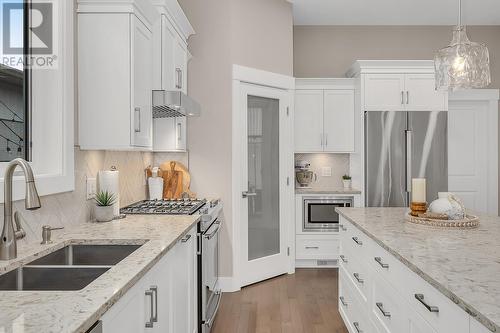 3039 Burtch Road, Kelowna, BC - Indoor Photo Showing Kitchen With Stainless Steel Kitchen With Double Sink With Upgraded Kitchen