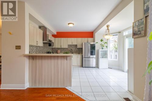 5562 Katy Gate, Mississauga, ON - Indoor Photo Showing Kitchen