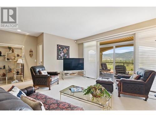 2259 Capistrano Drive, Kelowna, BC - Indoor Photo Showing Living Room