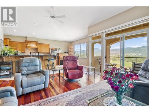 2259 Capistrano Drive, Kelowna, BC - Indoor Photo Showing Living Room