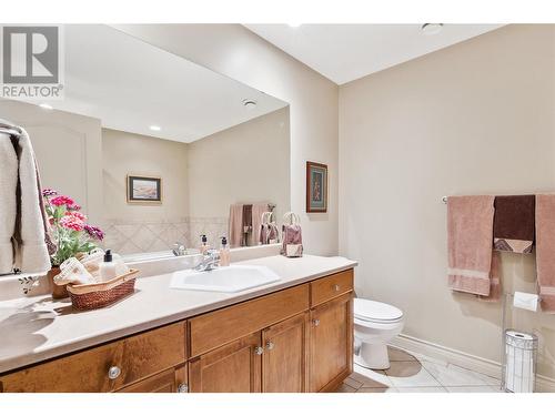 2259 Capistrano Drive, Kelowna, BC - Indoor Photo Showing Bathroom