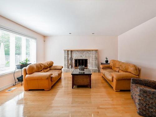 Salle familiale - 7 Rue Du Chablis, Kirkland, QC - Indoor Photo Showing Living Room With Fireplace