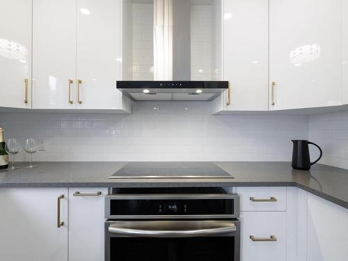 Kitchen - 8360 Av. Oregon, Brossard, QC - Indoor Photo Showing Kitchen With Upgraded Kitchen