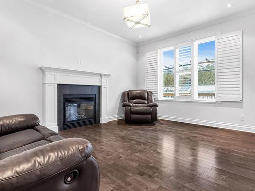 Salle familiale - 33 Rue Des Cerisiers, Vaudreuil-Dorion, QC - Indoor Photo Showing Living Room With Fireplace