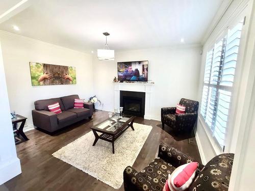 Salle familiale - 33 Rue Des Cerisiers, Vaudreuil-Dorion, QC - Indoor Photo Showing Living Room With Fireplace