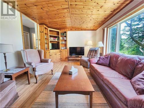 5 Noble Drive, Miller Lake, ON - Indoor Photo Showing Living Room