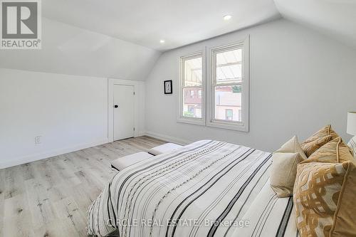 27 Harvey Street, Hamilton, ON - Indoor Photo Showing Bedroom