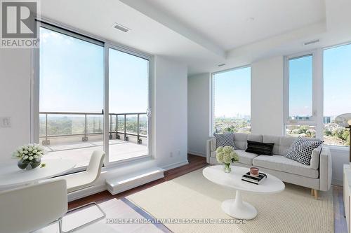 919 - 3100 Keele Street, Toronto (Downsview-Roding-Cfb), ON - Indoor Photo Showing Living Room