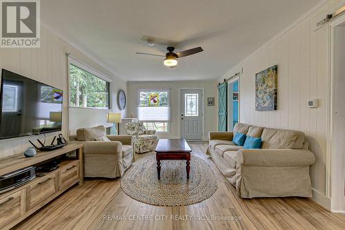 4680 Sunset Road, Central Elgin (Port Stanley), ON - Indoor Photo Showing Living Room