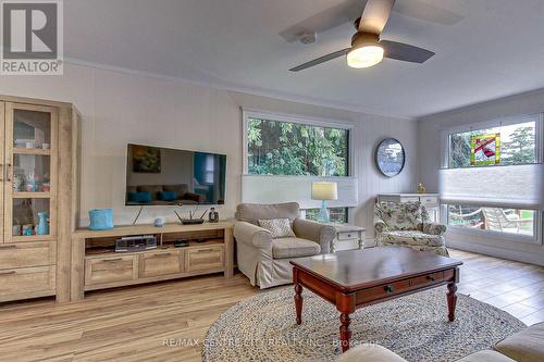 4680 Sunset Road, Central Elgin (Port Stanley), ON - Indoor Photo Showing Living Room