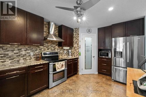 2982 Devon Road, London, ON - Indoor Photo Showing Kitchen With Upgraded Kitchen