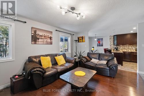 2982 Devon Road, London, ON - Indoor Photo Showing Living Room