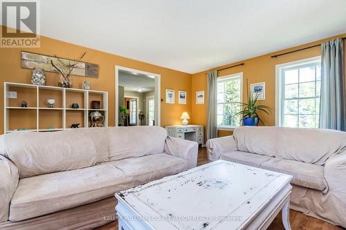 7 Andrew Court, Wasaga Beach, ON - Indoor Photo Showing Living Room