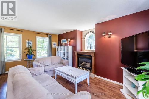 7 Andrew Court, Wasaga Beach, ON - Indoor Photo Showing Living Room With Fireplace