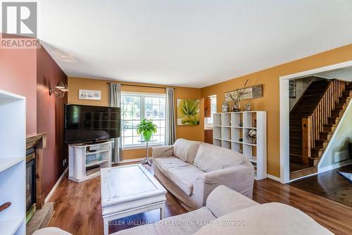 7 Andrew Court, Wasaga Beach, ON - Indoor Photo Showing Living Room