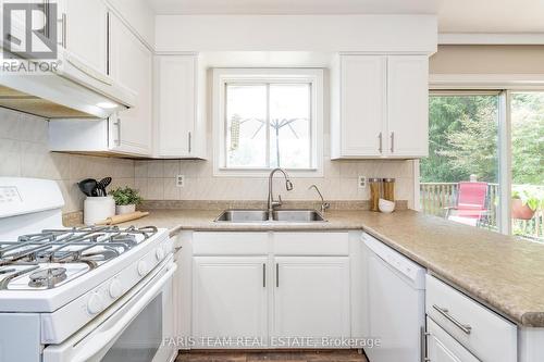 3 Artesian Avenue, East Gwillimbury (Holland Landing), ON - Indoor Photo Showing Kitchen With Double Sink