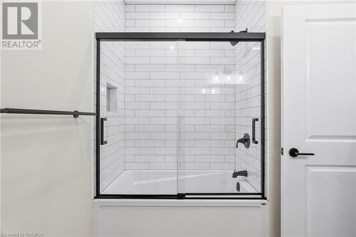 Main bathroom - tub with tiled shower - 31 Mercedes Crescent, Kincardine, ON - Indoor Photo Showing Bathroom