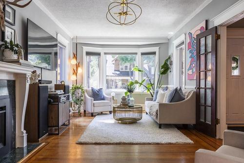 51 Garfield Avenue S, Hamilton, ON - Indoor Photo Showing Living Room