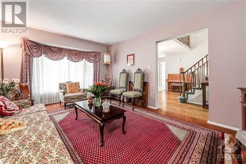 378 River Ridge Crescent, Ottawa, ON - Indoor Photo Showing Living Room