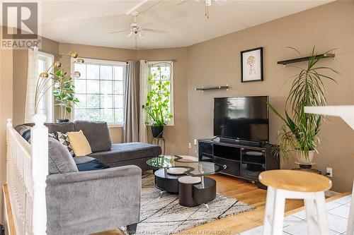 2153 Dominion, Windsor, ON - Indoor Photo Showing Living Room