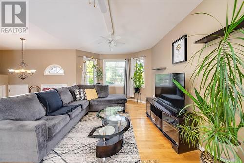 2153 Dominion, Windsor, ON - Indoor Photo Showing Living Room