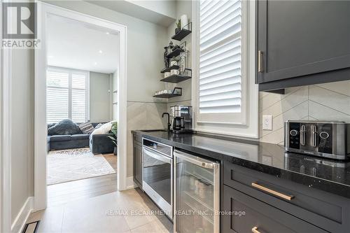 3331 Homestead Drive, Hamilton (Mount Hope), ON - Indoor Photo Showing Kitchen