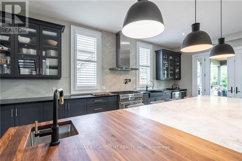 3331 Homestead Drive, Hamilton (Mount Hope), ON - Indoor Photo Showing Kitchen With Double Sink With Upgraded Kitchen