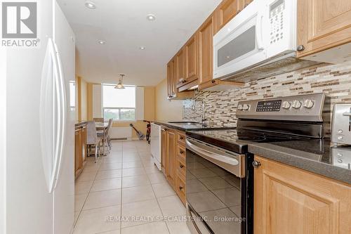 804 - 58 Church Street E, Brampton (Downtown Brampton), ON - Indoor Photo Showing Kitchen With Upgraded Kitchen