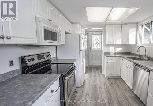 395 Little Avenue, Barrie (Painswick North), ON - Indoor Photo Showing Kitchen With Double Sink