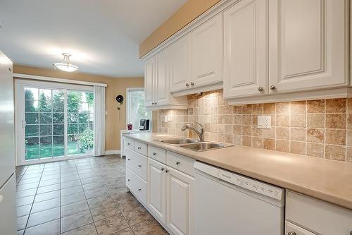 796 Hawkins Crescent, Burlington, ON - Indoor Photo Showing Kitchen With Double Sink