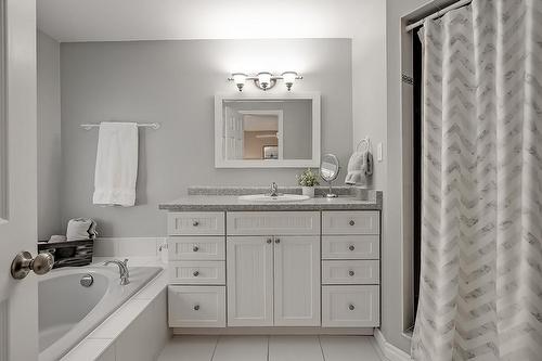 796 Hawkins Crescent, Burlington, ON - Indoor Photo Showing Bathroom