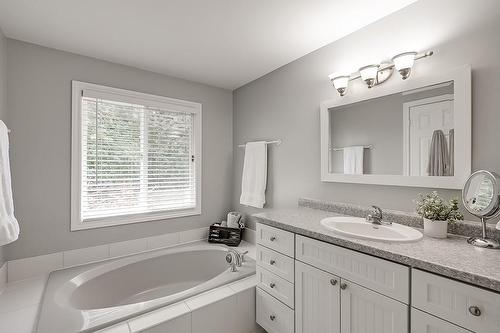 796 Hawkins Crescent, Burlington, ON - Indoor Photo Showing Bathroom