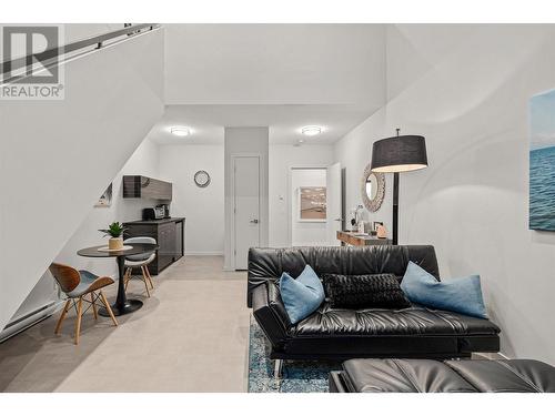 606 Willms Road, Kelowna, BC - Indoor Photo Showing Living Room