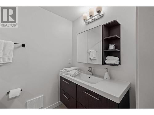 606 Willms Road, Kelowna, BC - Indoor Photo Showing Bathroom