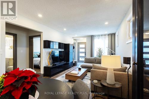 23 Mercer Road, Cambridge, ON - Indoor Photo Showing Living Room