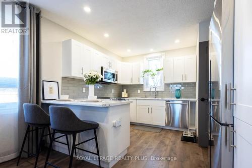 23 Mercer Road, Cambridge, ON - Indoor Photo Showing Kitchen With Upgraded Kitchen